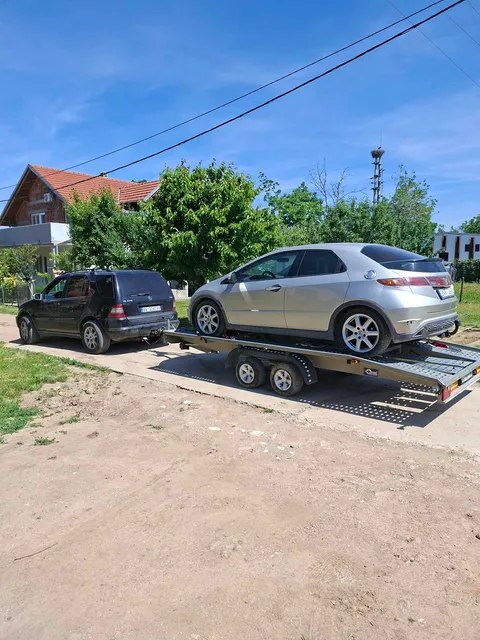 Vozilo utovareno na prikolicu, spremno za transport